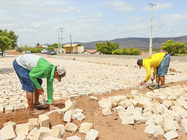 Prefeitura executa obras de pavimentação no povoado de Fazenda Nova.