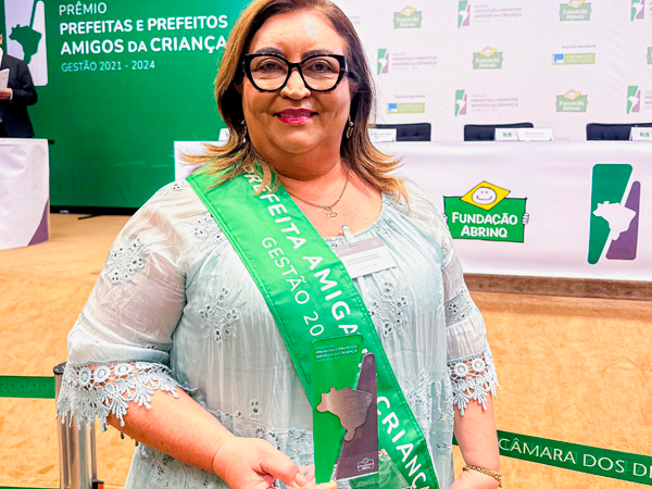 Maria Elce recebe Prêmio Prefeita Amiga da Criança